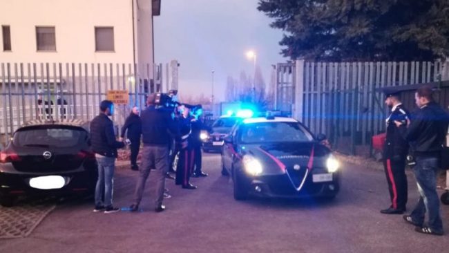 Ha ucciso l’ex suocero per presunti abusi sulla figlia: accolto dagli applausi a Rozzano