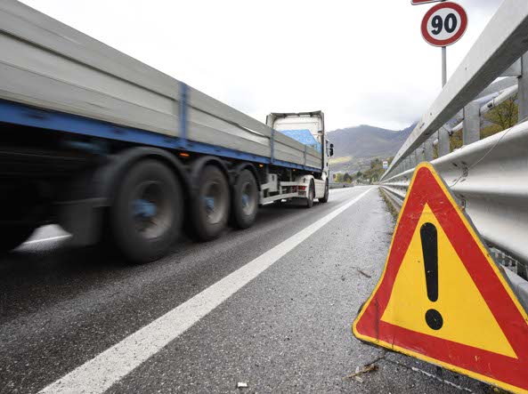 La provinciale vietata ai tir dove nessuno rispetta il divieto