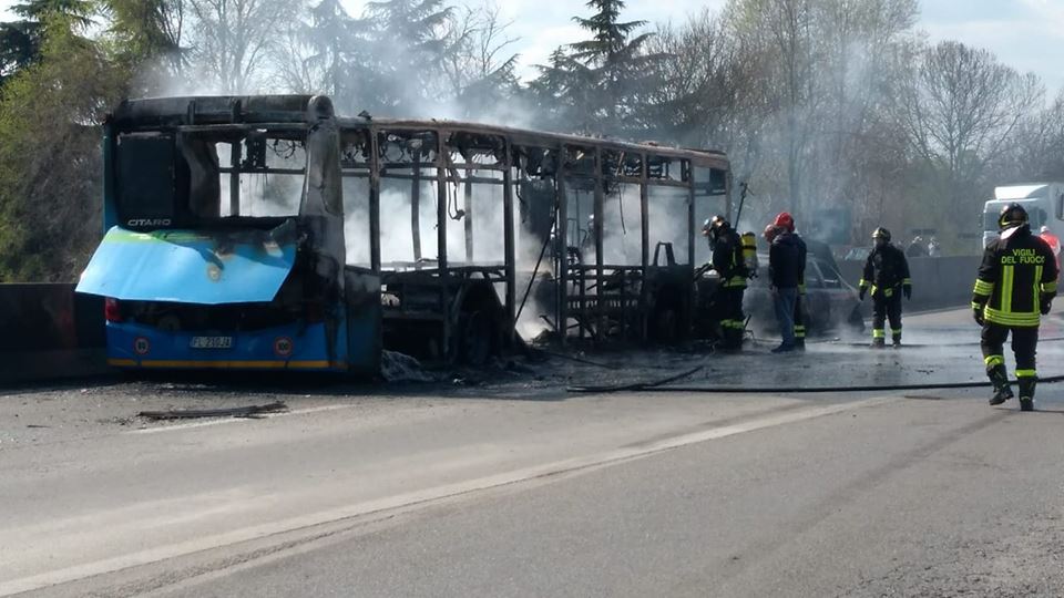 Autobus incendiato, le reazioni della politica da Regione Lombardia