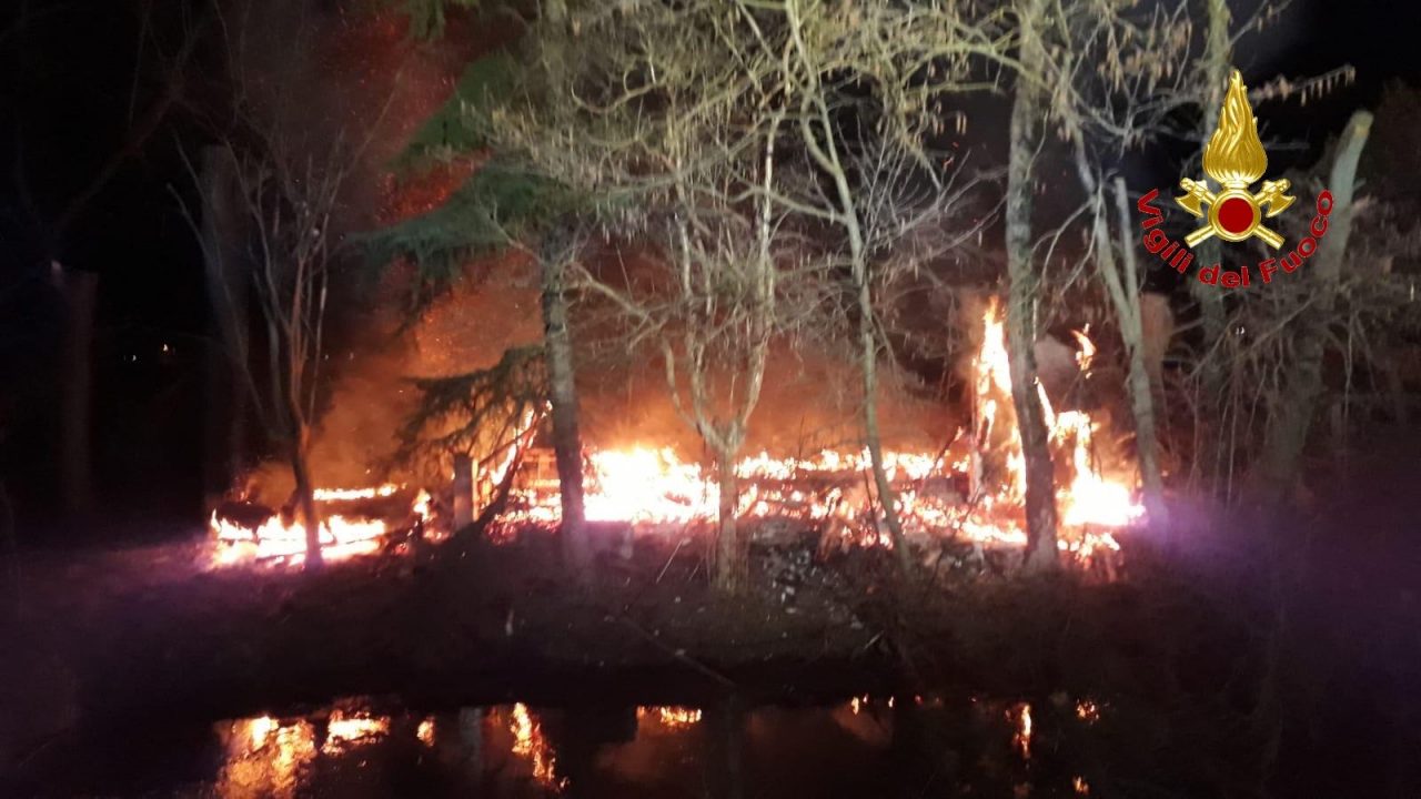 Incendio casotto in legno a Massalengo VIDEO