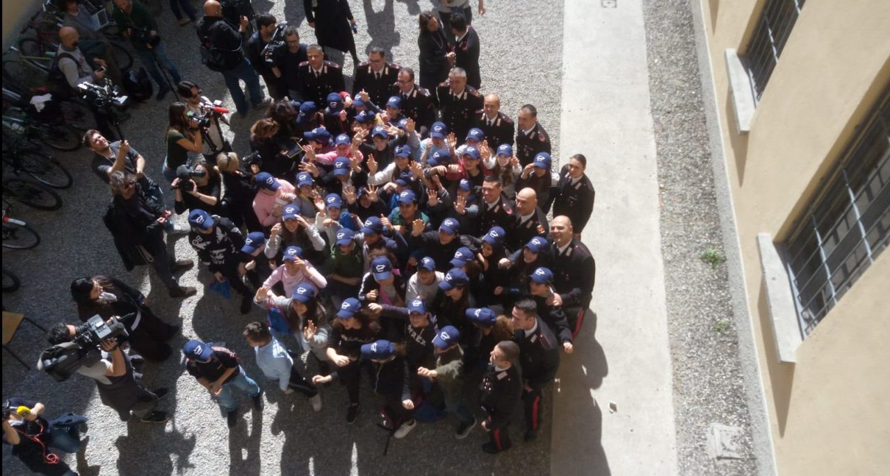 I carabinieri incontrano i ragazzi del bus: “Coraggio straordinario, senza di voi non saremmo riusciti a salvarvi” FOTO