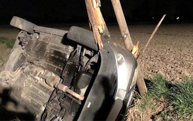 Auto nel fosso a Fombio: nella notte centra un palo telefonico