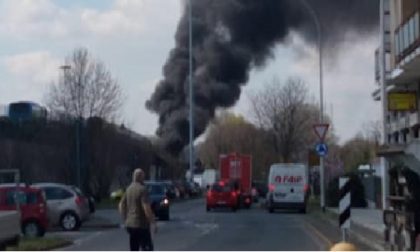 Sulla Paullese uomo dà fuoco a autobus che trasporta bambini in gita FOTO