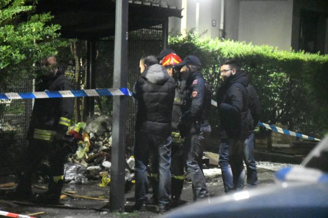 Il cadavere di una donna mutilato, decapitato e bruciato in strada FOTO