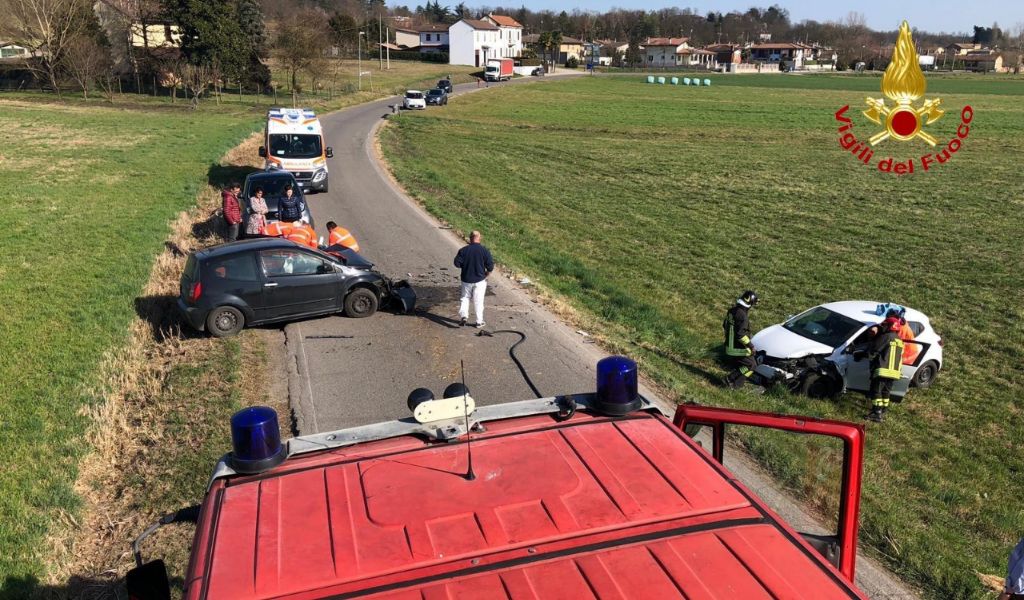 Scontro frontale tra auto, due feriti VIDEO e FOTO
