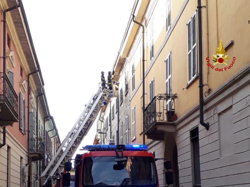 Crolla cornicione nel centro storico di Lodi e centra un’auto FOTO
