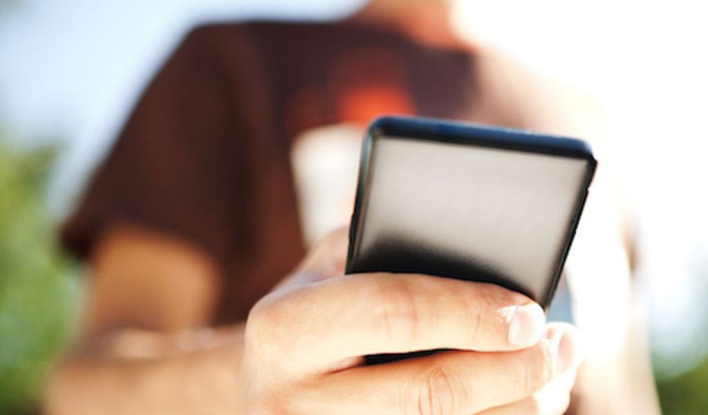 Allarme cyberbullismo a scuola: polizia sequestra smartphone