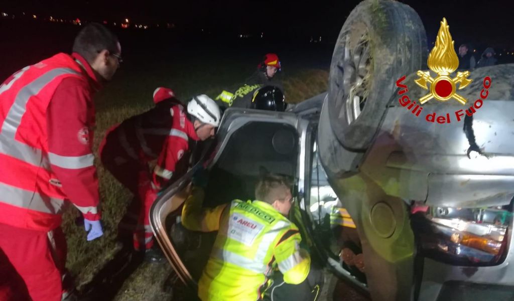 Si ribalta con l’auto, paura per un 33enne SIRENE DI NOTTE