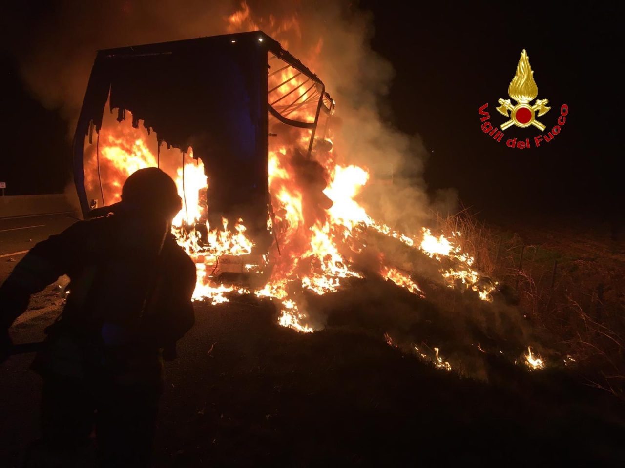 A1 maxi incendio: a fuoco un tir nella notte FOTO