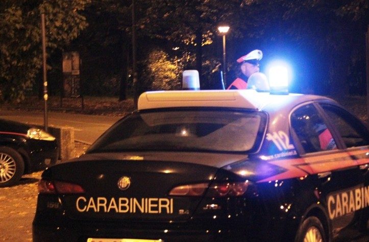 Rubano un congelatore dalla discarica e alla vista dei Carabinieri tentano la fuga