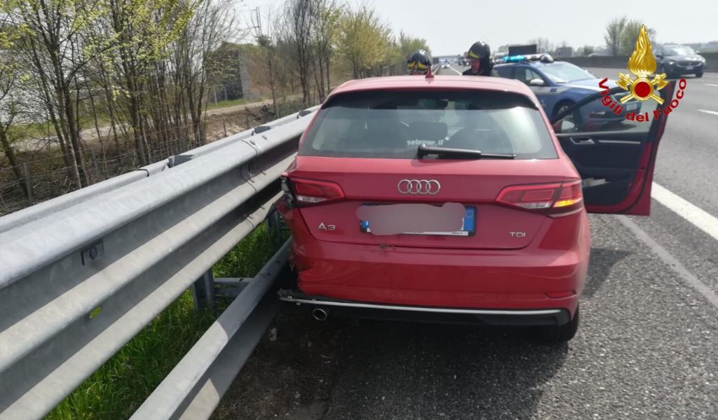 Scontro tra due auto in A1, tre persone coinvolte FOTO