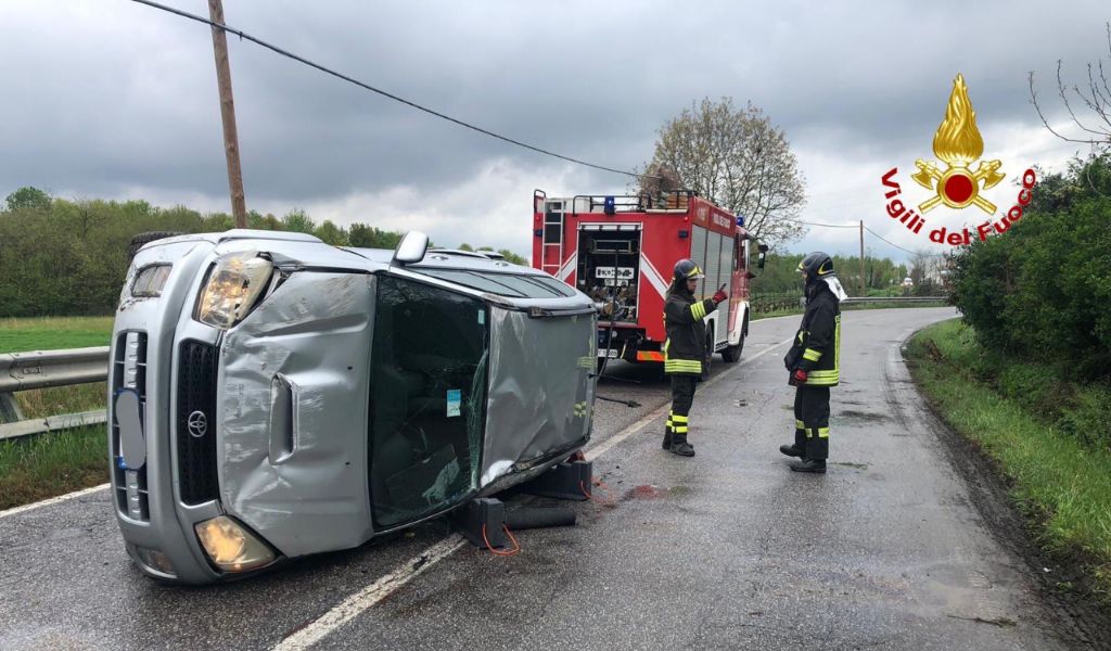 Si ribalta con l’auto, soccorso un uomo di 52 anni