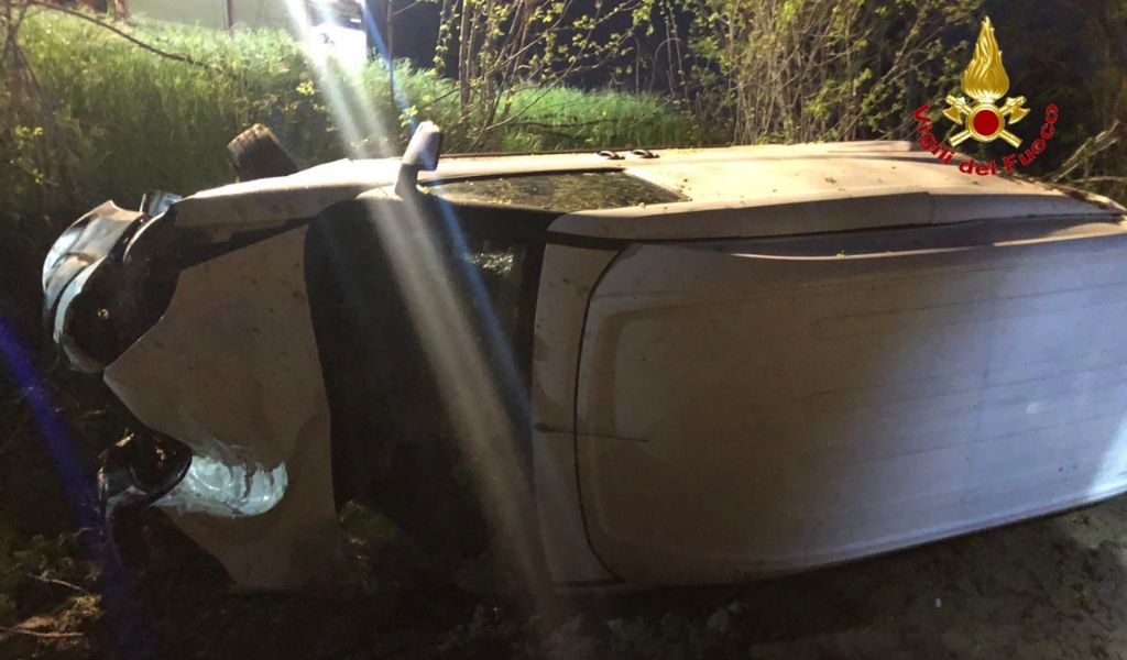 Esce di strada col furgone e si ribalta, soccorso 52enne FOTO