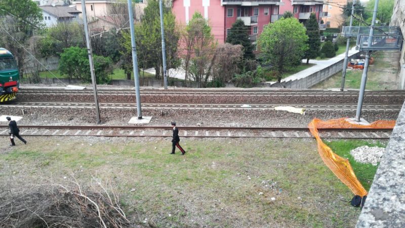 Si sdraia sui binari, investito dal treno: morto un ragazzo di 23 anni
