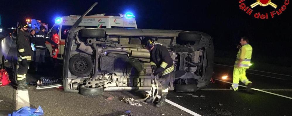 Incidente A1: furgone si ribalta, disabili incastrati fra le lamiere FOTO