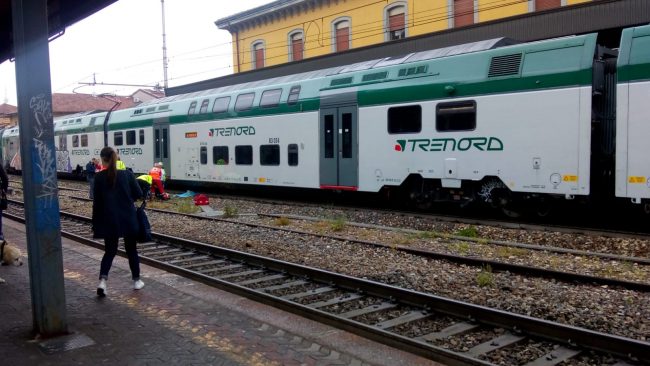 Donna investita da un treno, linea Trenord bloccata e ritardi