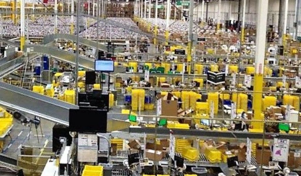 Magazziniere Amazon tenta di rubare due giacche: arrestato