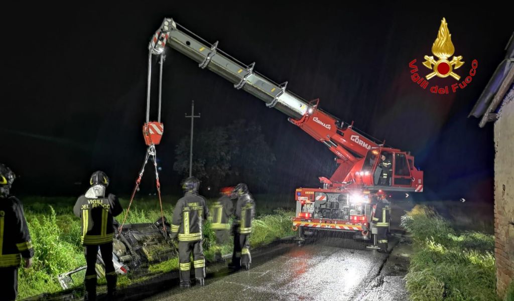 Incidenti stradale a Lodi, auto nel fosso a Guardamiglio SIRENE DI NOTTE FOTO