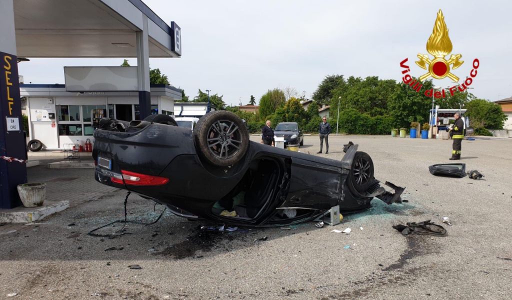 Schianto tra due auto, una centra pompa di carburante FOTO