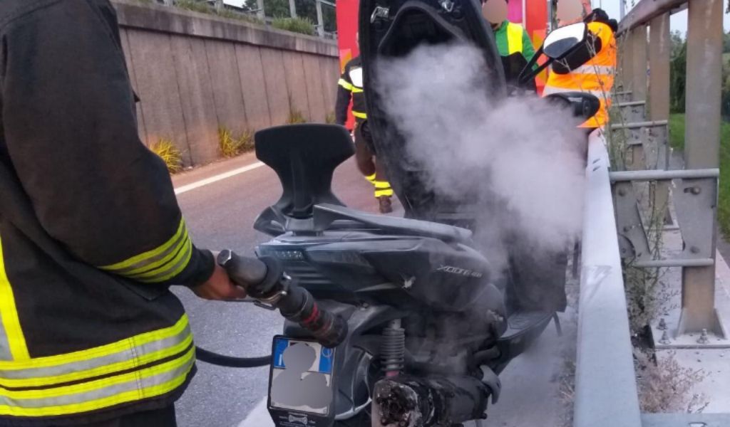 Scooter a fuoco in tangenziale a Lodi FOTO