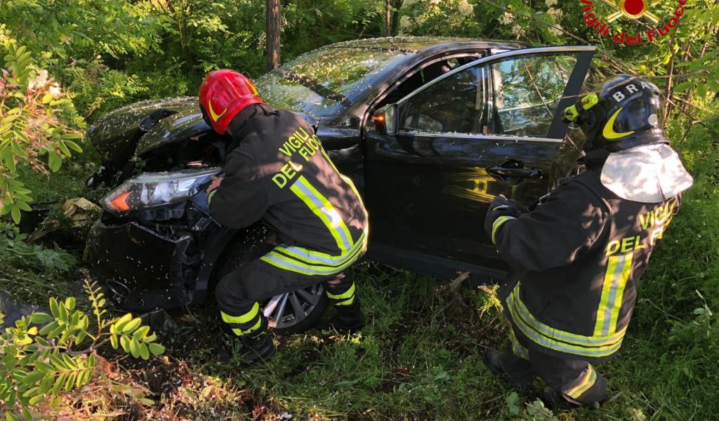Auto in un dirupo a Orio Litta: c’è un ferito FOTO