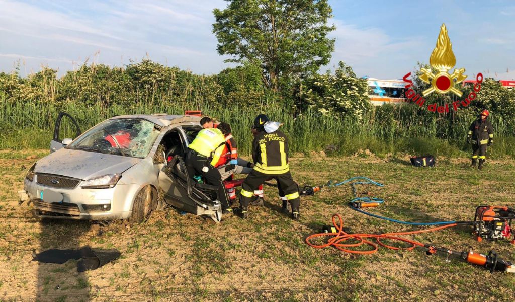 Esce di strada e finisce in un campo, 24enne incastrato FOTO