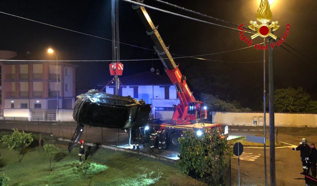 Auto ribaltata nel giardino di un’abitazione a Sant’Angelo Lodigiano FOTO