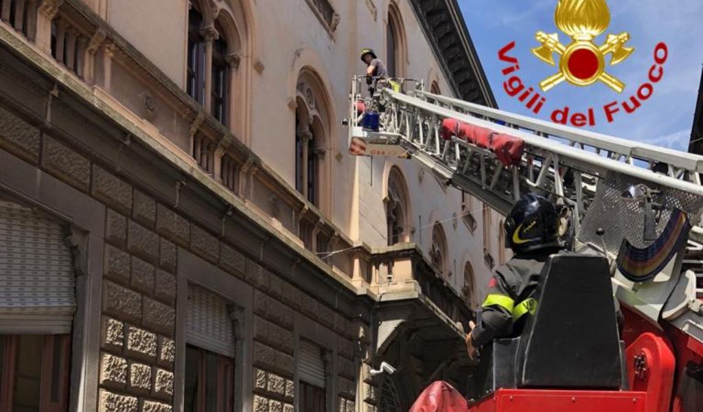 Crolla l’intonaco del Palazzo della Prefettura a Lodi FOTO
