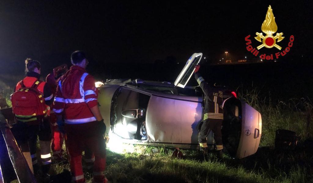 Auto ribaltata in autostrada, 25enne in ospedale