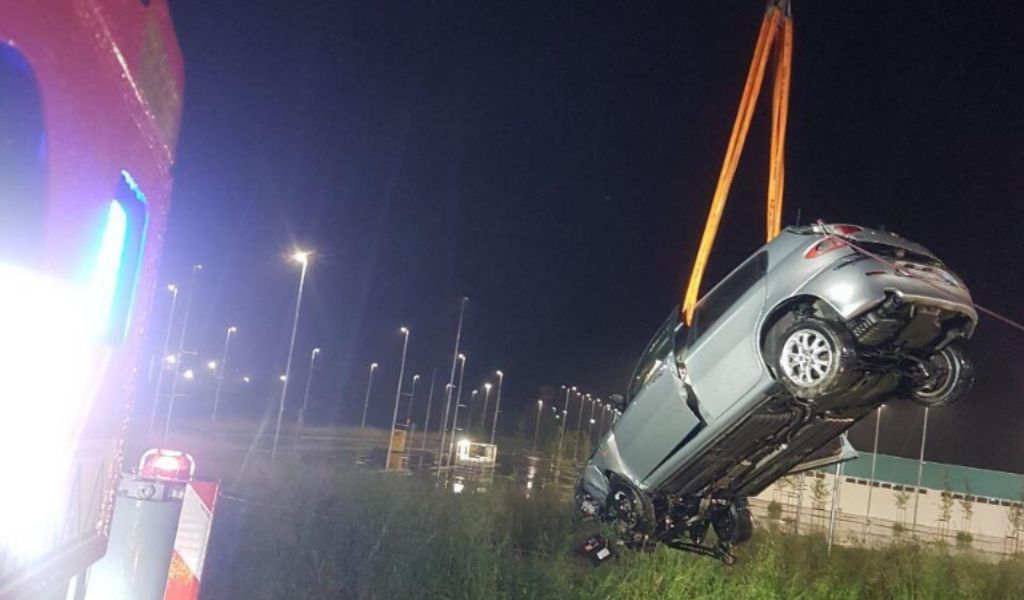Auto vola fuori strada all’entrata della TEEM nel Lodigiano FOTO