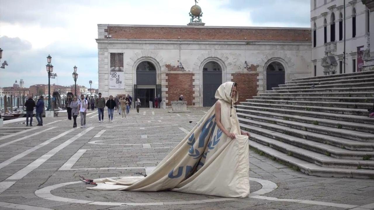 La lodigiana Bianca Balti sfila indossando una tenda di rifugiati