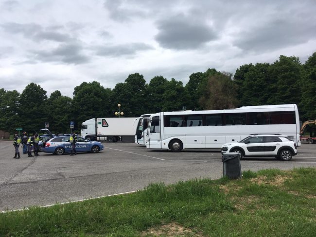 Ubriaco alla guida del bus: paura per una scolaresca lombarda in gita