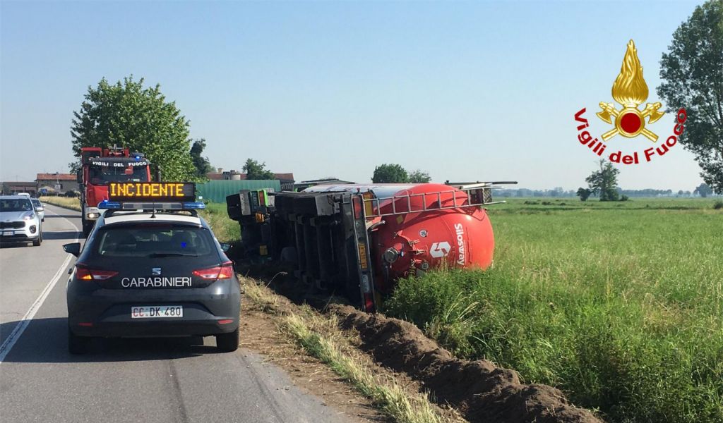 Si ribalta autocisterna, illeso il conducente
