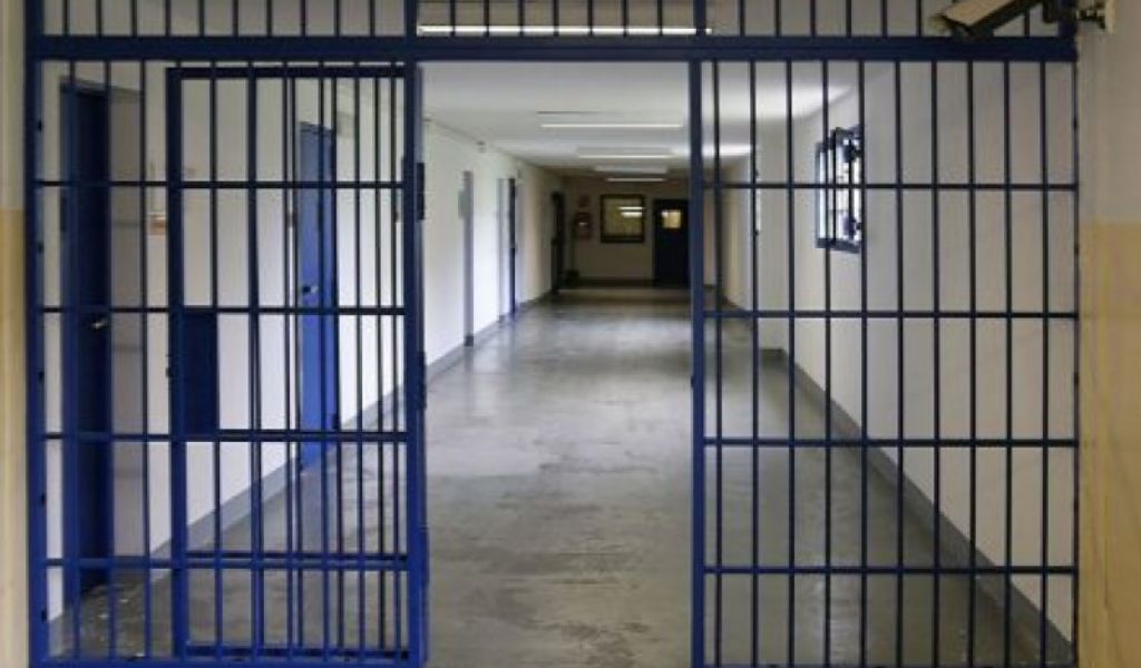 Detenuto “innamorato” evade e va dalla ex, ma lei lo respinge