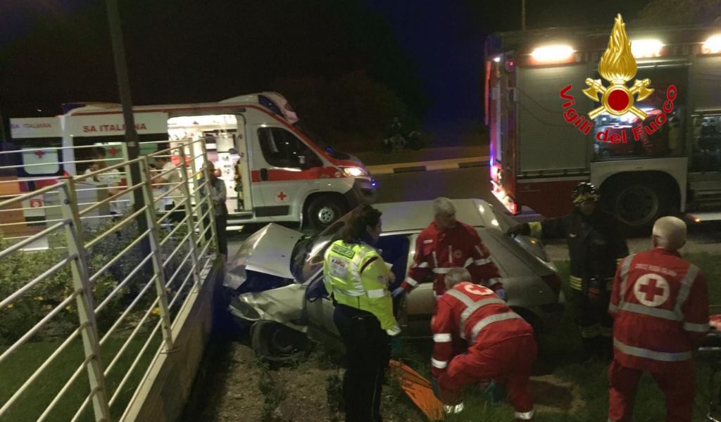 Esce di strada e sbatte contro una cancellata, 35enne in ospedale FOTO