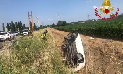 Esce di strada e si ribalta in un campo, ferita una 39enne FOTO