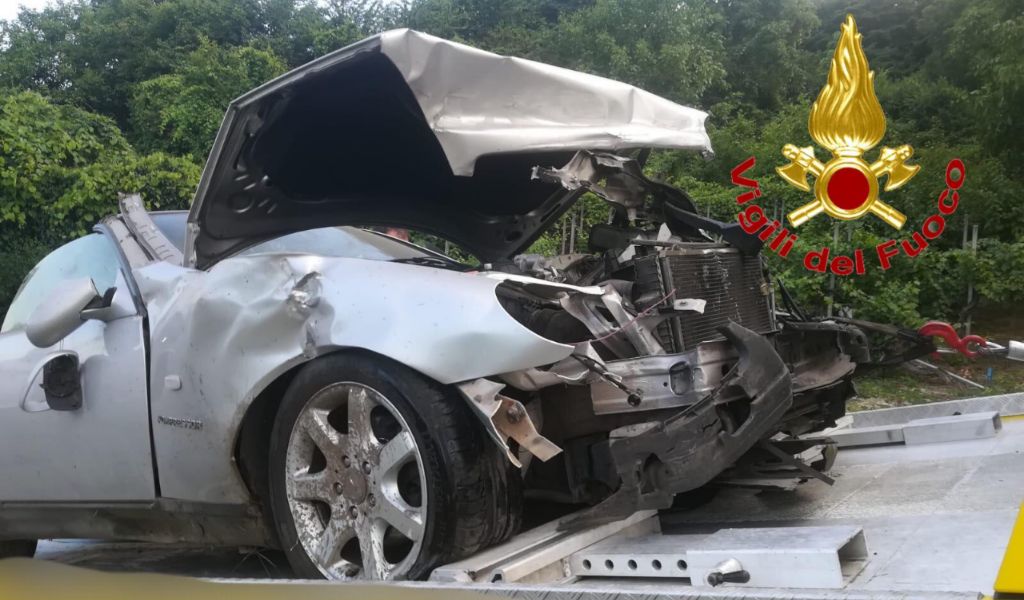 Sbatte contro il guard rail, ragazza 23enne in ospedale