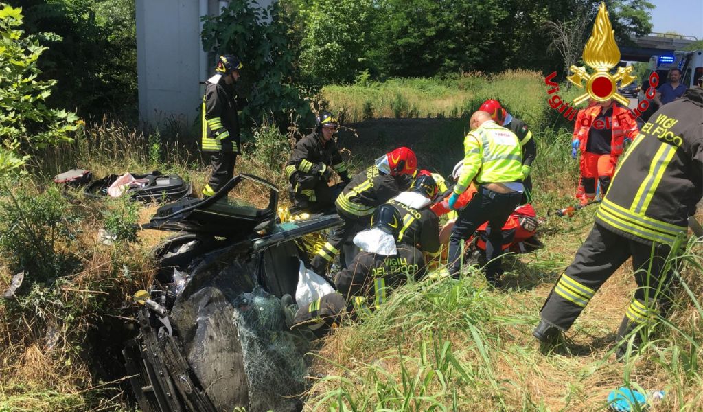 Con l’auto nel fosso, donna 40enne elitrasportata al San Matteo FOTO