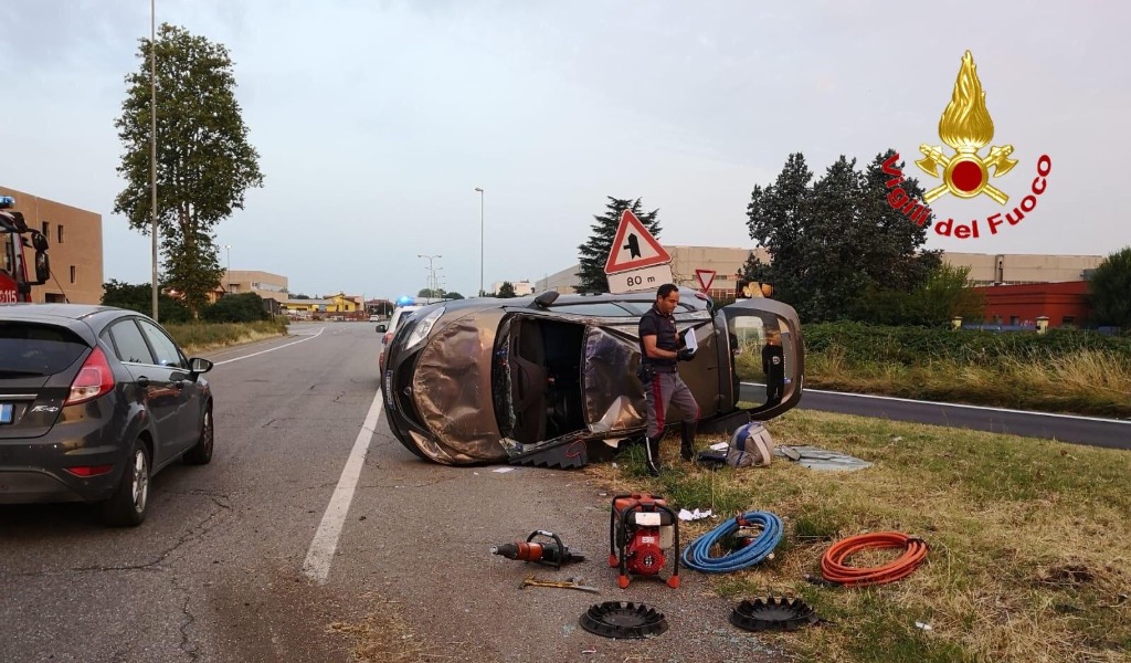 Auto ribaltata: due feriti trasportati all’ospedale di Lodi FOTO