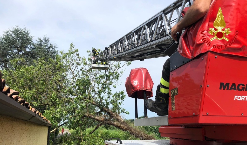 I Vigili del fuoco di Lodi tra bambini bloccati negli ascensori, Inps allagato e alberi in strada FOTO