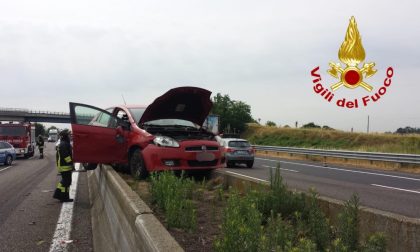 Incidente in A1, auto "vola" e atterra sul new-jersey in cemento FOTO