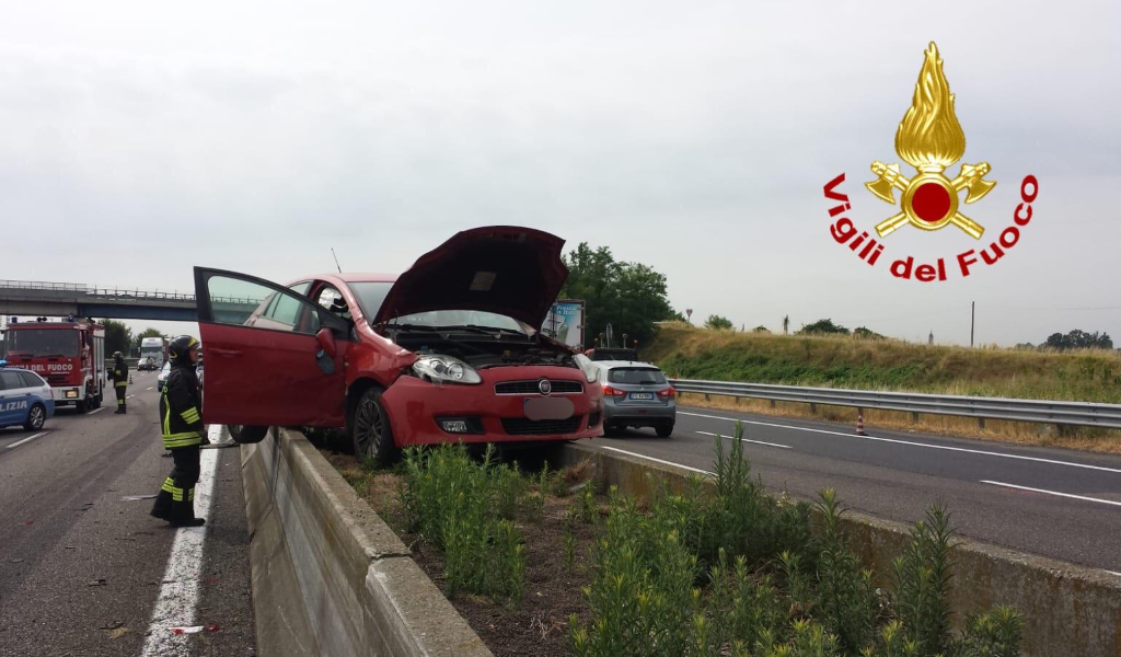 Incidente in A1, auto “vola” e atterra sul new-jersey in cemento FOTO