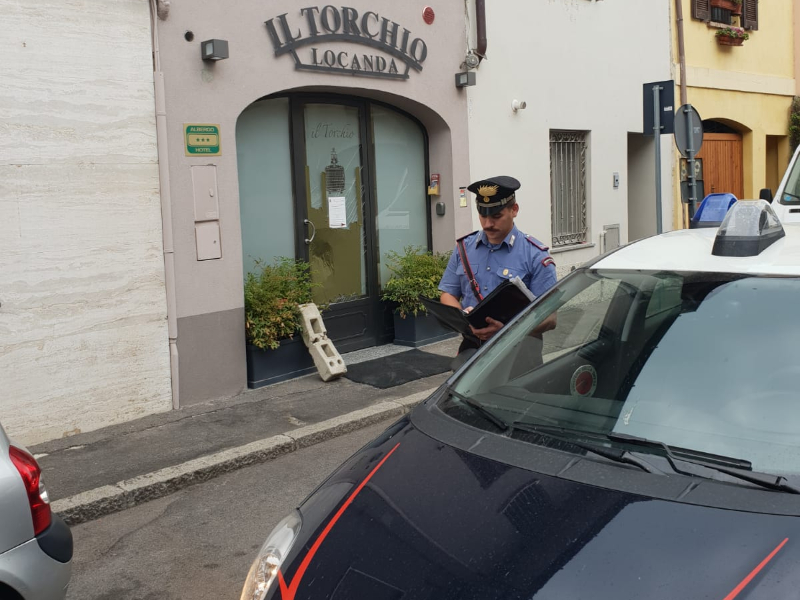 Sfascia la vetrina dell’albergo dove alloggia, denunciato