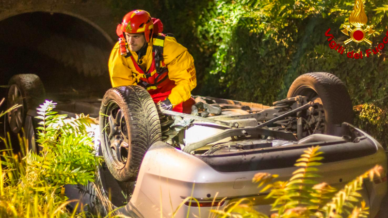 Ragazza di 18 anni finisce con la macchina nel canale FOTO