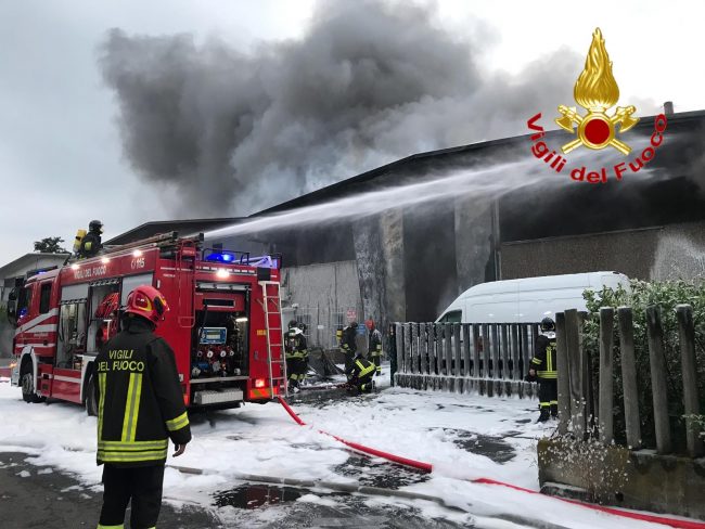 Incendio in un deposito di rifiuti speciali nel Milanese VIDEO