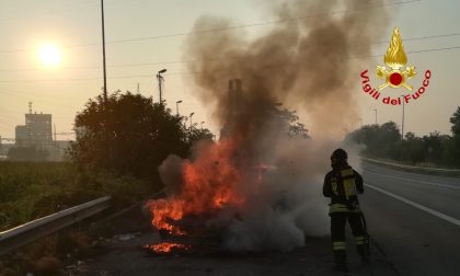 Paura a Tavazzano: va a fuoco un'autovettura in via Emilia