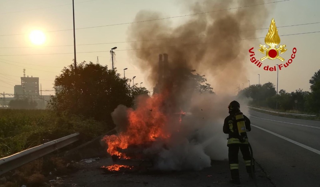 Paura a Tavazzano: va a fuoco un’autovettura in via Emilia