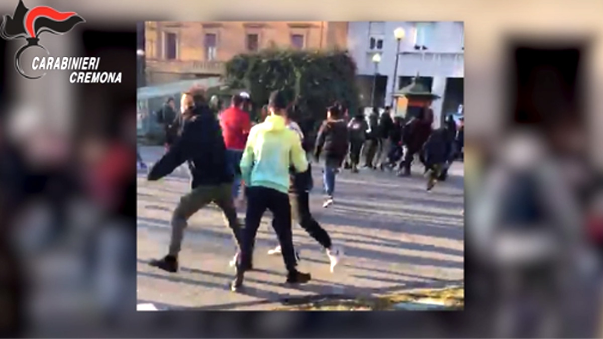 Baby gang trasforma piazza di Cremona in un ring di “Fight club” VIDEO