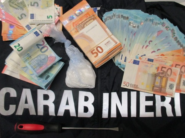 Cocaina nella portiera dell’auto, arrestato