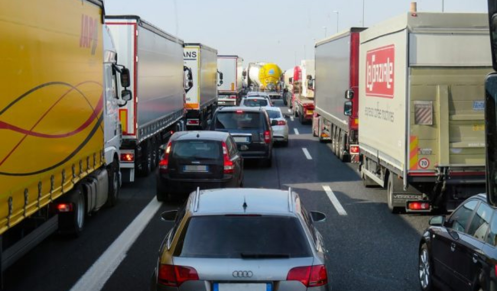 Grave incidente in A4: sette feriti, code chilometriche e caselli chiusi